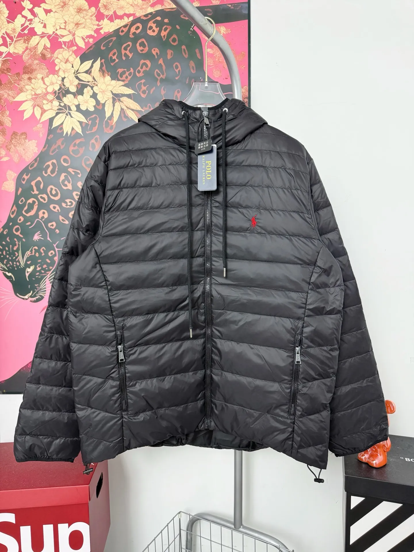 P670 Ralph small label embroidered down hooded jacket, the same style at Ralph Lauren counters. It is made of 80 velvet. The fleece is warm enough. It is very textured on the hand. It is three-dimensional and atmospheric. It is easy to wear in winter. It is simple and elegant. It adopts the os version. The upper body effect is very good. It is suitable for all body types. Soft and comfortable. Craftsmanship imported custom zippers➕Hardware and accessories are complete. The embroidery is full and three-dimensional. Perfect restoration of zp 2:1. Same style for men and women. Versatile and easy to wear. Size M L XL XXL color black navy blue army green